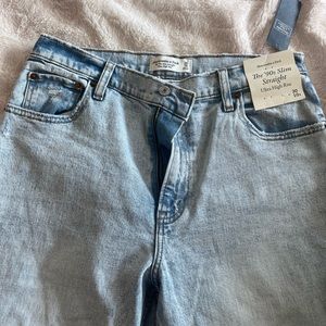 ABERCROMBIE 90’s HIGH WAISTED STRAIGHT JEANS
